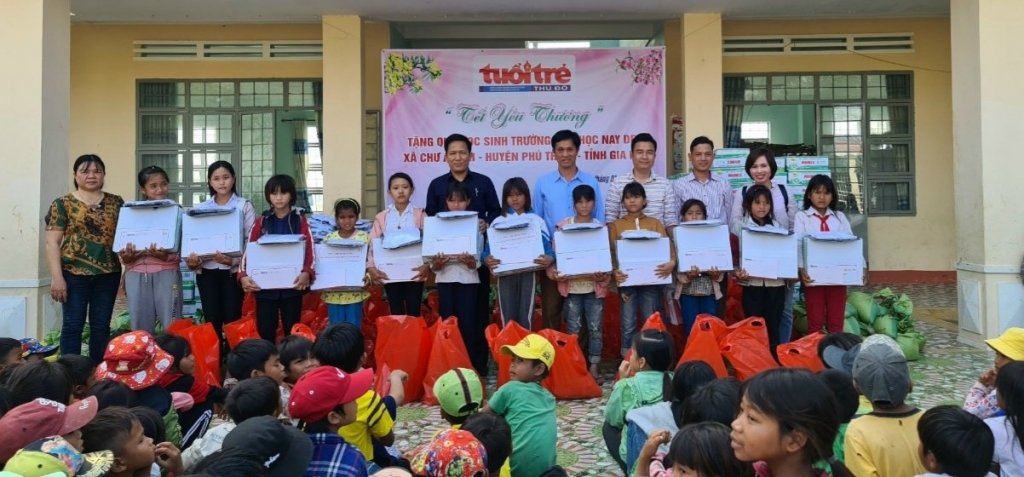 Tặng quà cho học sinh có hoàn cảnh khó khăn tại xã Chư A Thai, huyện Phú Thiện, tỉnh Gia Lai