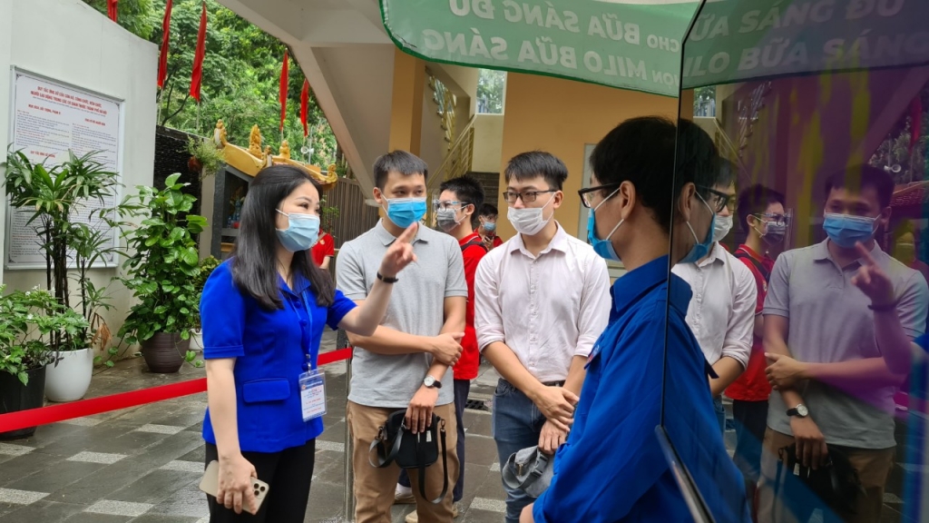 Đồng chí Bí thư Thành đoàn Hà Nội khen ngợi máy đô thân nhiệt tự động cho thí sinh trước khi vào phòng thi