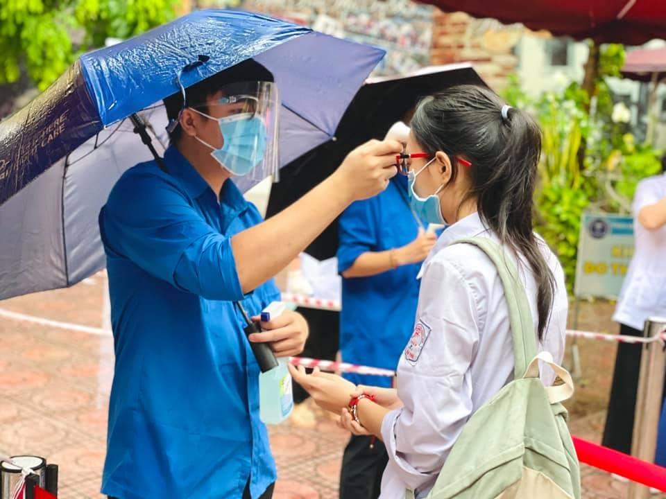 Áo xanh tình nguyện quận Ba Đình tại các điểm thi