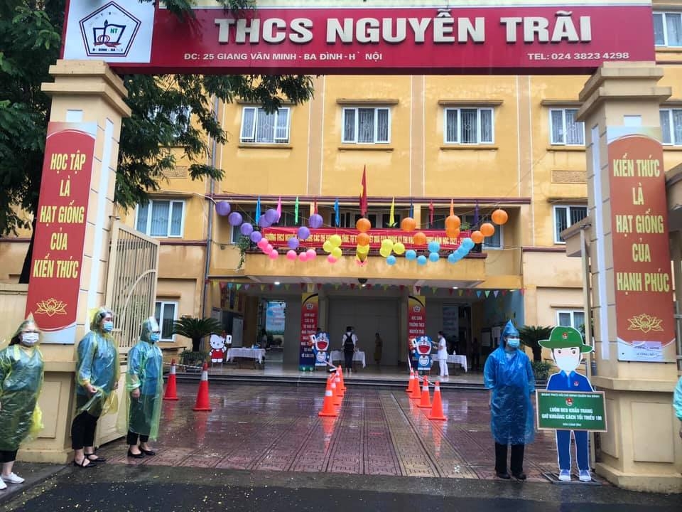 Áo xanh tình nguyện đội mưa hỗ trợ thí sinh tại các điểm thi