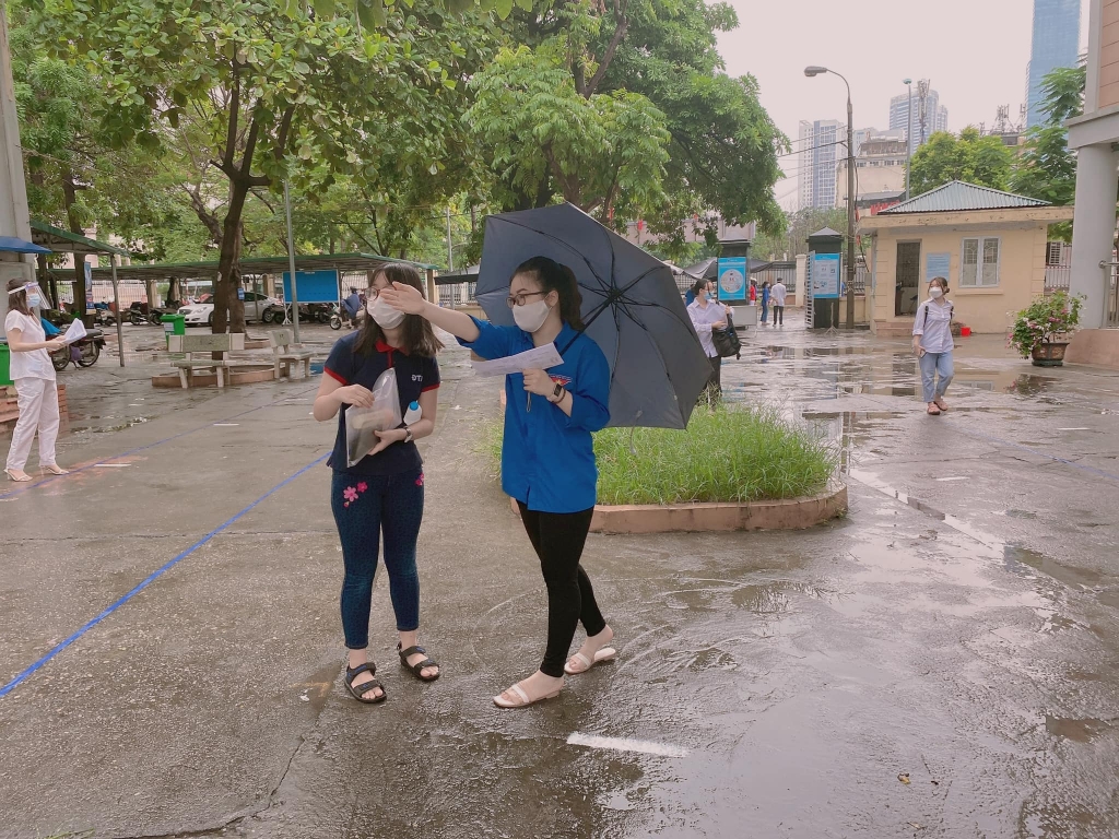 Áo xanh tình nguyện đội mưa hỗ trợ thí sinh tại các điểm thi