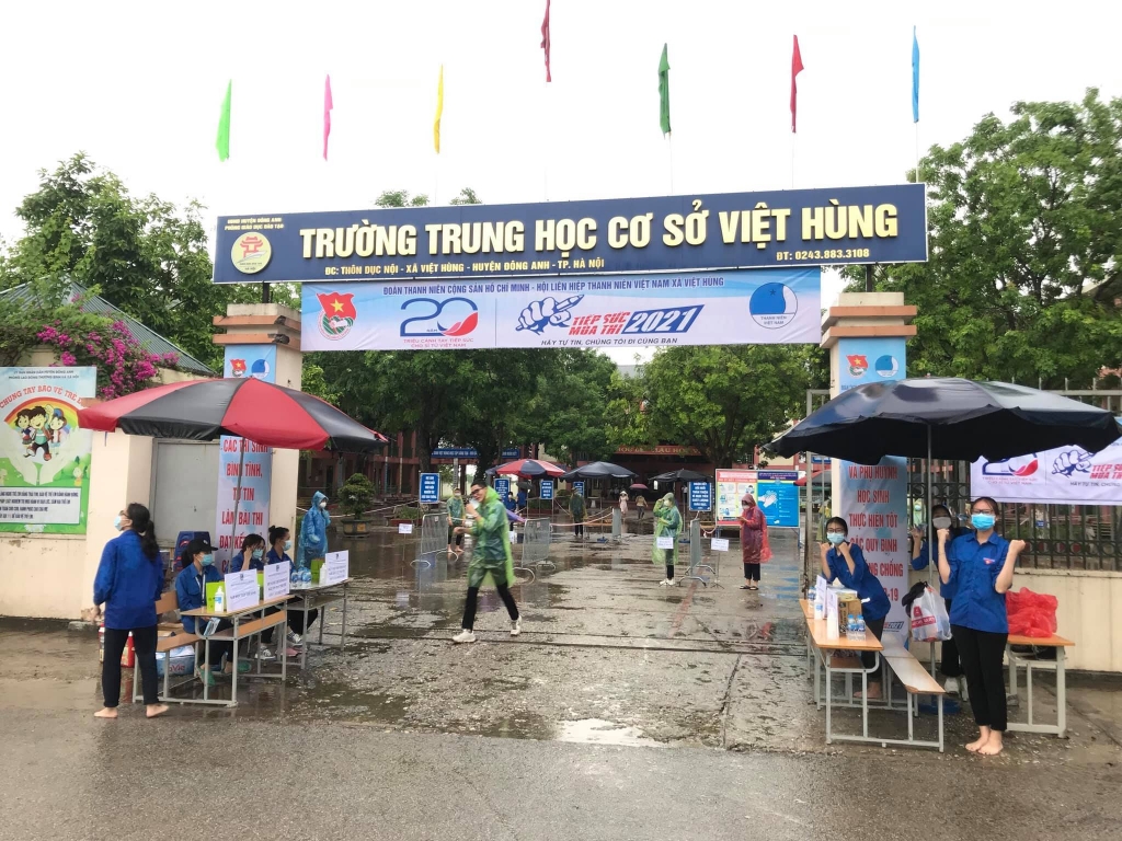 Tại nhiều điểm thi trên địa bàn huyện Đông Anh, màu áo xanh phủ kín các cổng trường