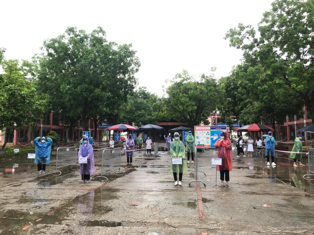 Áo xanh tình nguyện đội mưa hỗ trợ thí sinh tại các điểm thi
