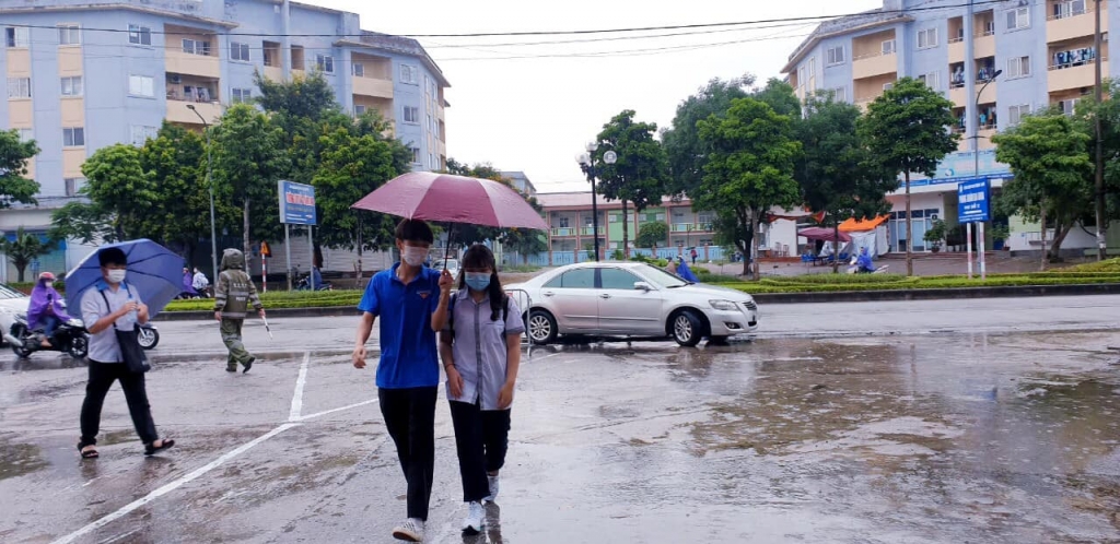 Áo xanh tình nguyện đội mưa hỗ trợ thí sinh tại các điểm thi