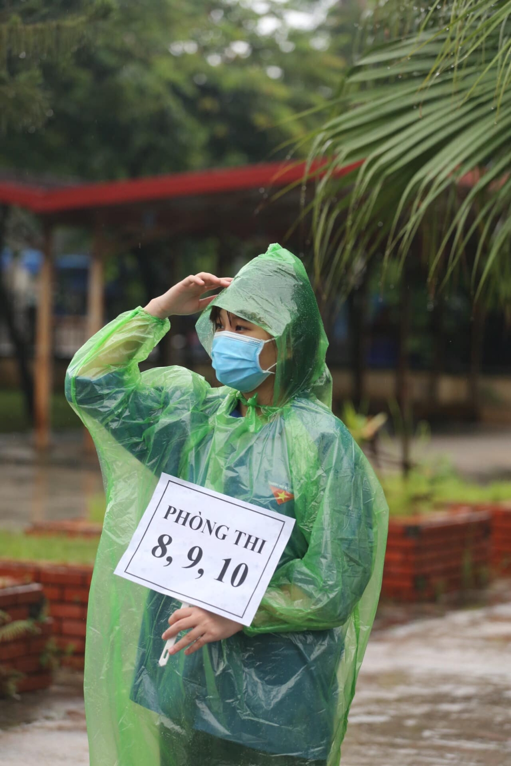 Áo xanh tình nguyện đội mưa hỗ trợ thí sinh tại các điểm thi