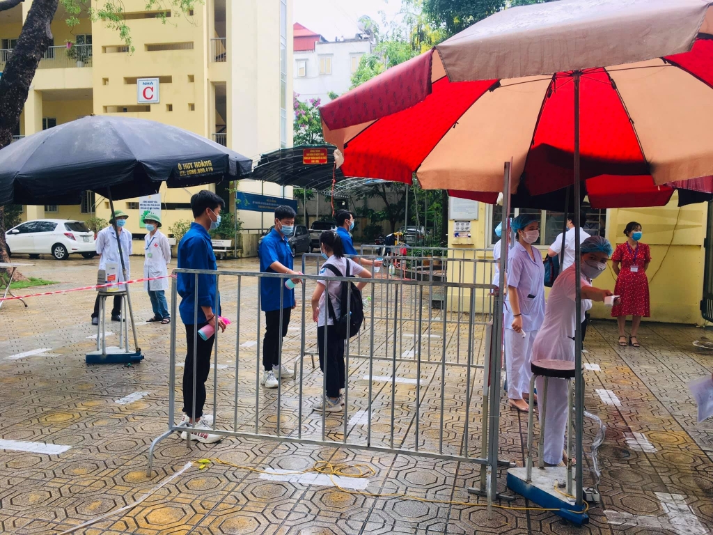 Áo xanh tình nguyện đội mưa hỗ trợ thí sinh tại các điểm thi
