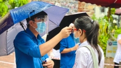 Áo xanh tình nguyện đội mưa hỗ trợ thí sinh tại các điểm thi