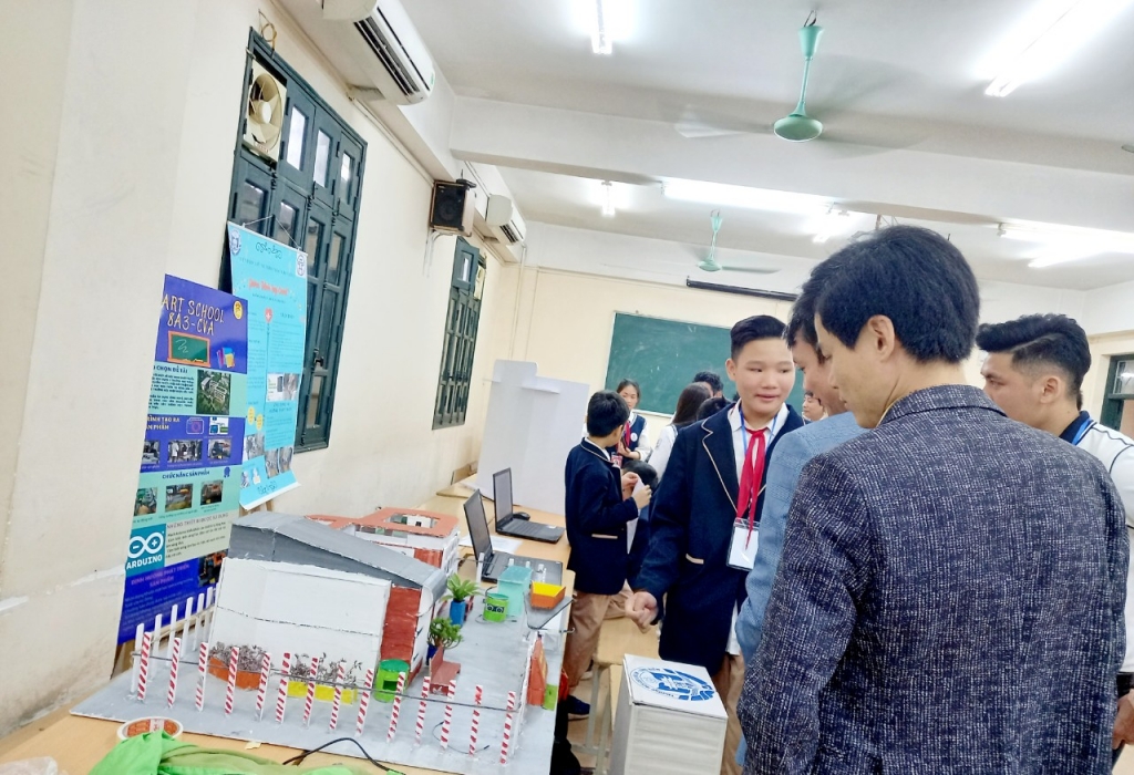 Ngô Sỹ Hoàng trình bày trước Ban Giám khảo thành phố