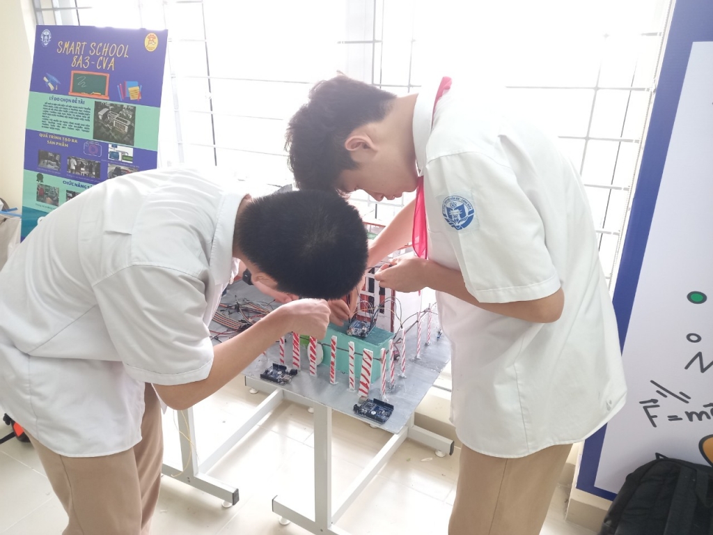 Nhóm nghiên cứu đang lắp mạng cho mô hình