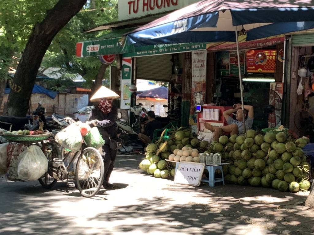 Những người bán hàng rong vất vả mưu sinh