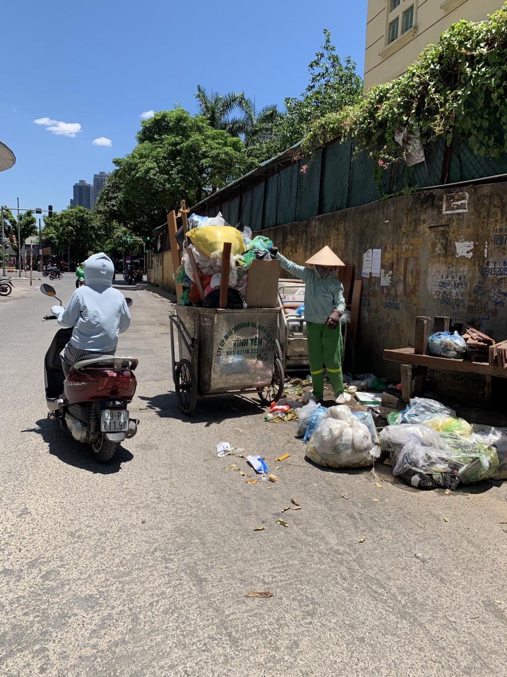 Dù nắng, nóng, những người lao công vẫn phải cần mẫn với công việc của mình