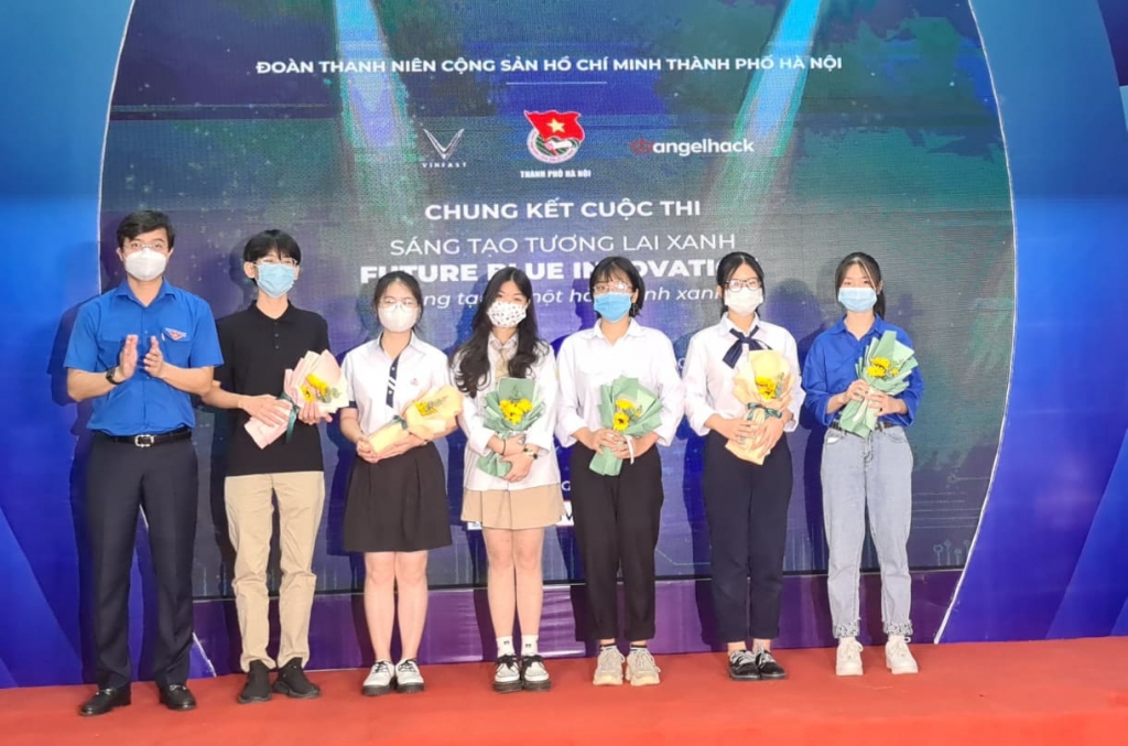 Đồng chí Bùi Quang Huy tặng hoa cho các đội thi
