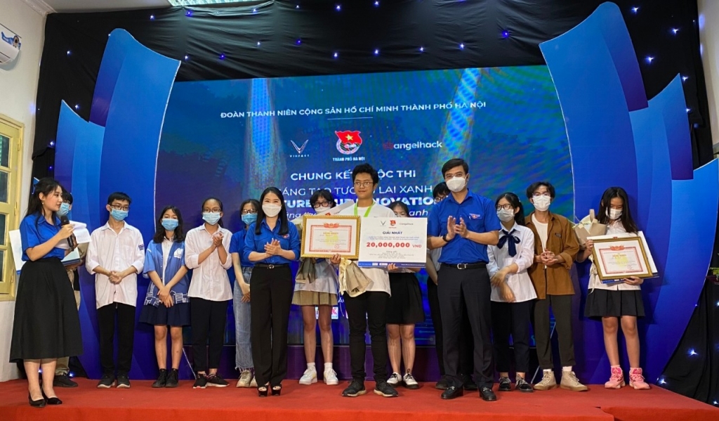 Các đồng chí Bùi Quang Huy, Chu Hồng Minh trao giải Nhất cho đội thi xuất sắc