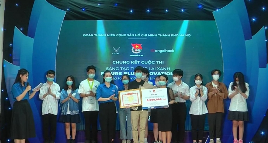 Đồng chí Bùi Lan Phương, Phó Bí thư Thành đoàn, Phói Chủ tịch Hội đồng Đội thành phố Hà Nội trao giải 3 cho đội Ecofeer