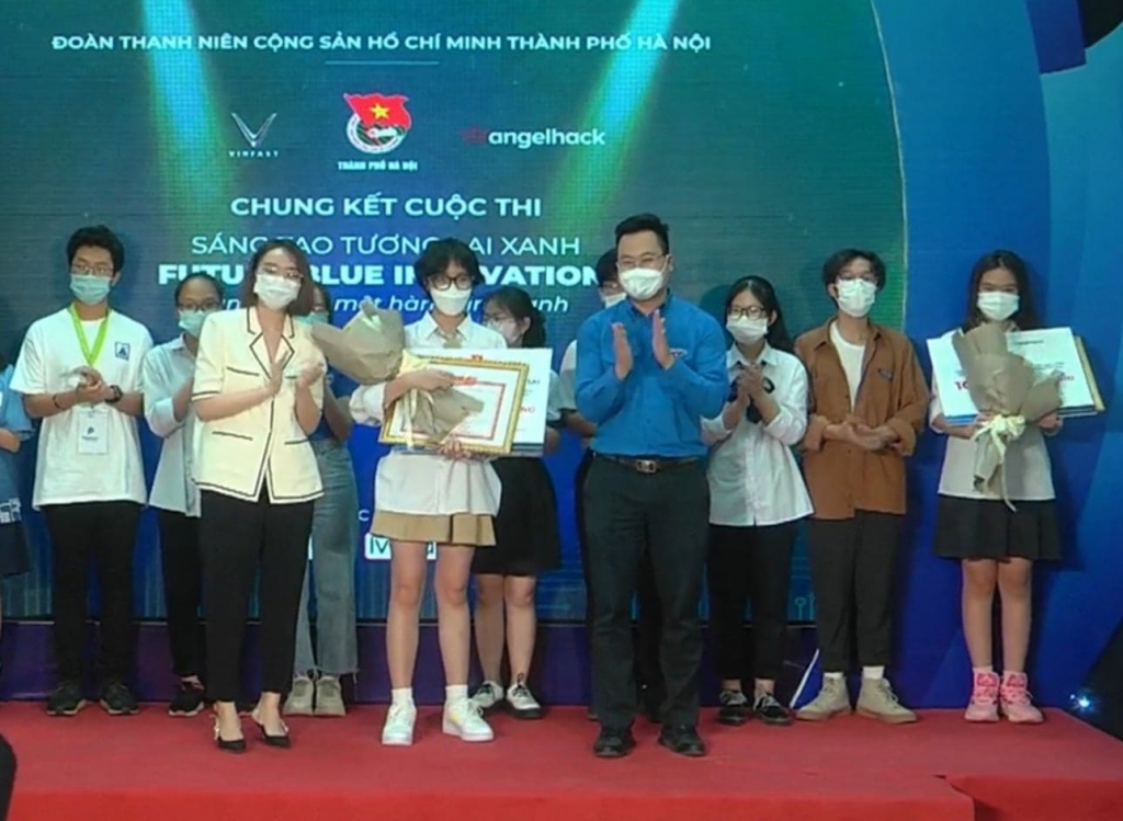 Đồng chí Bùi Quang Hưng cùng nhà tài trợ Vinfast trao giải Phát triển tương lai xanh