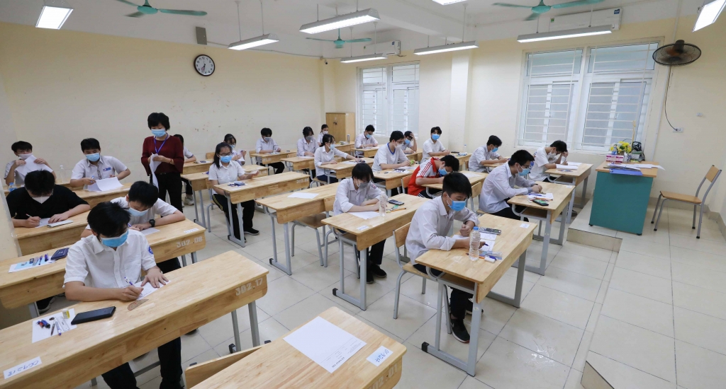Thí sinh điền thông tin cá nhân trước giờ thi