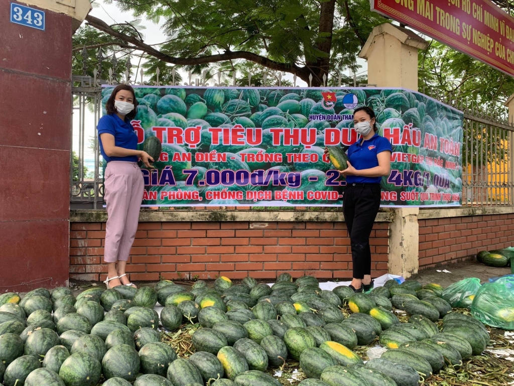 Bí thư Huyện đoàn Phạm Thị Hồng Nhung (trái) và Phó Bí thư Huyện đoàn Nguyễn Minh Nguyện tại chương trình hỗ trợ tiêu thụ dưa hấu Bắc Giang