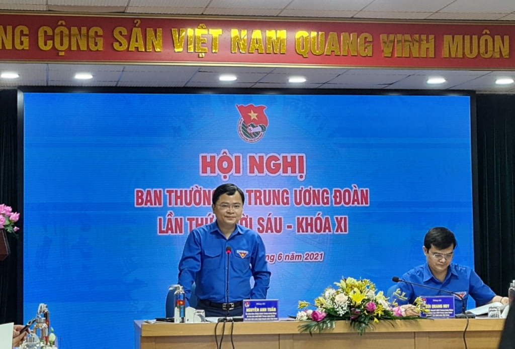 Đồng chí Nguyễn Anh Tuấn (trái) và đồng chí Bùi Quang Huy chủ trì Hội nghị