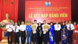 Hà Nội: Thiêng liêng Lễ kết nạp Đảng cho 2 học sinh xuất sắc