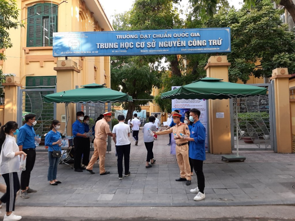 Thí sinh và người nhà tại điểm thi THCS Nguyễn Công Trứ rất phấn khởi bởi có các đồng chí Phòng Cảnh sát Giao thông thành phố Hà Nội tiếp sức kỳ thi