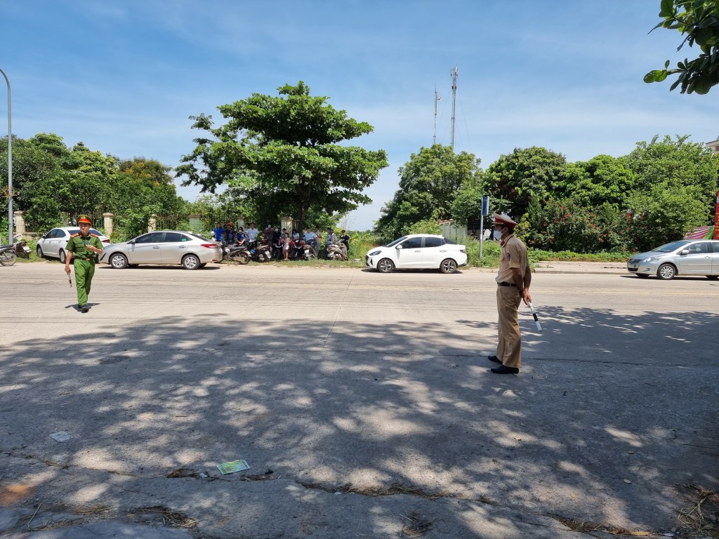 Chiến sỹ cảnh sát giao thông tú trực bên ngoài điểm thi trường THPT Quang Minh (Mê Linh)