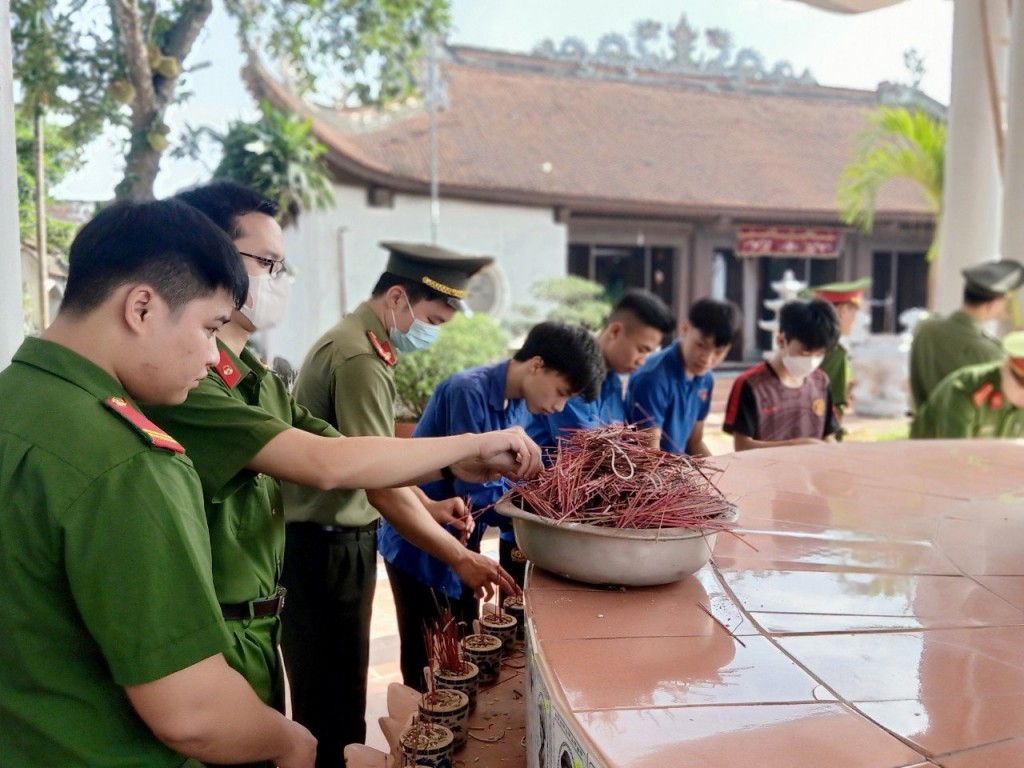 Đoàn viên, thanh niên huyện Quốc Oai thực chỉnh trang nghĩa trang liệt sỹ tại địa phương
