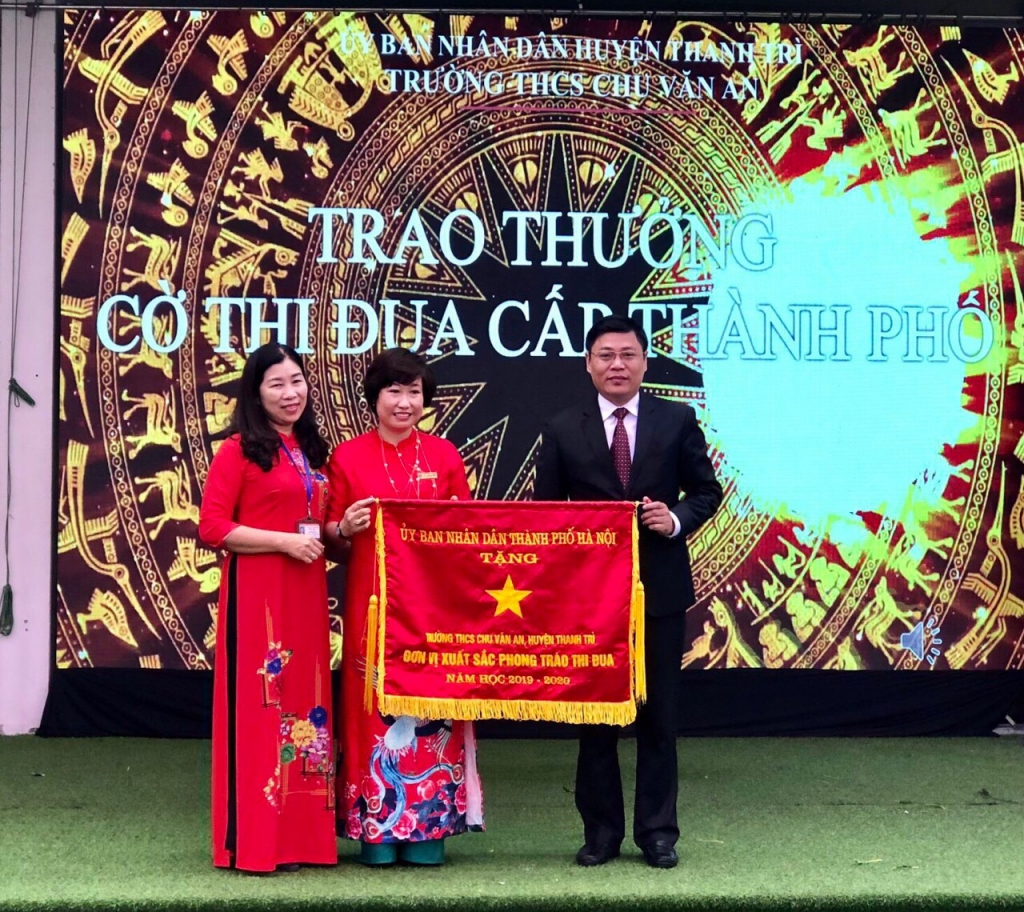cô Vũ Thanh Tiến, Bí thư Chi bộ, hiệu trưởng trường THCS Chu Văn An nhận Cờ thi đua cấp thành phố