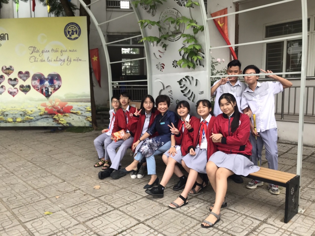 Cô hiệu trưởng với học sinh tại sân trường