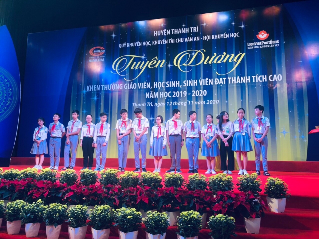 Học sinh trường THCS Chu Văn An có thành tích cao trong năm học 2019-2020 được khen thưởng
