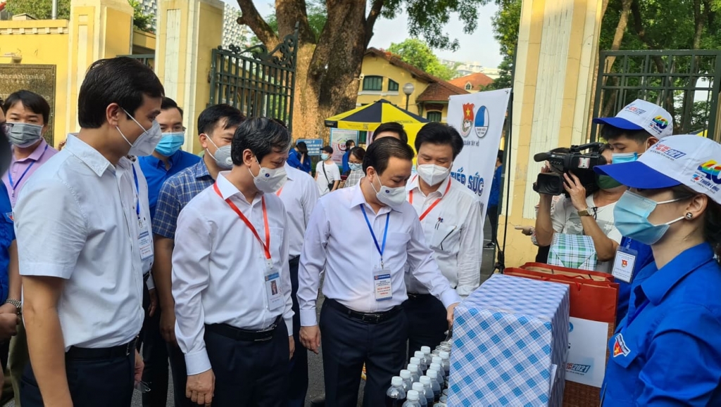 Các đồng chí Lãnh đạo Trung ương Đoàn, Bộ GD&ĐT, Phó Chủ tịch UBND thành phố Hà Nội thăm hỏi, động viên đội hình TIếp sức mùa thi