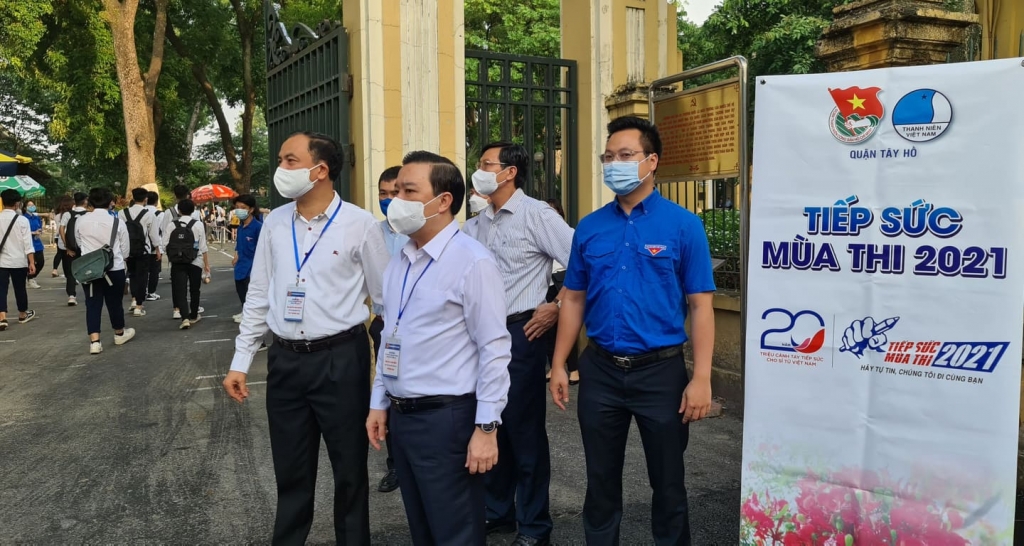 Đồng chí Chử Xuân Dũng tại điểm thi trường THPT Chu Văn An