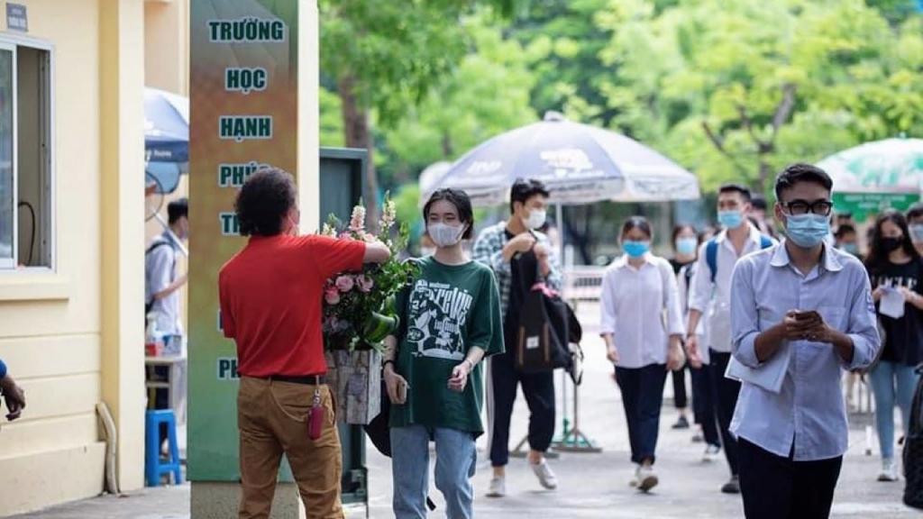 Phụ huynh tặng hoa cho con gái sau thi hoàn thành môn thi cuối cùng 