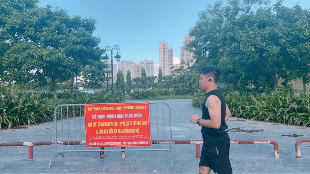 Người trẻ Hà Nội vẫn tập thể dục tại nơi công cộng bất chấp lệnh cấm