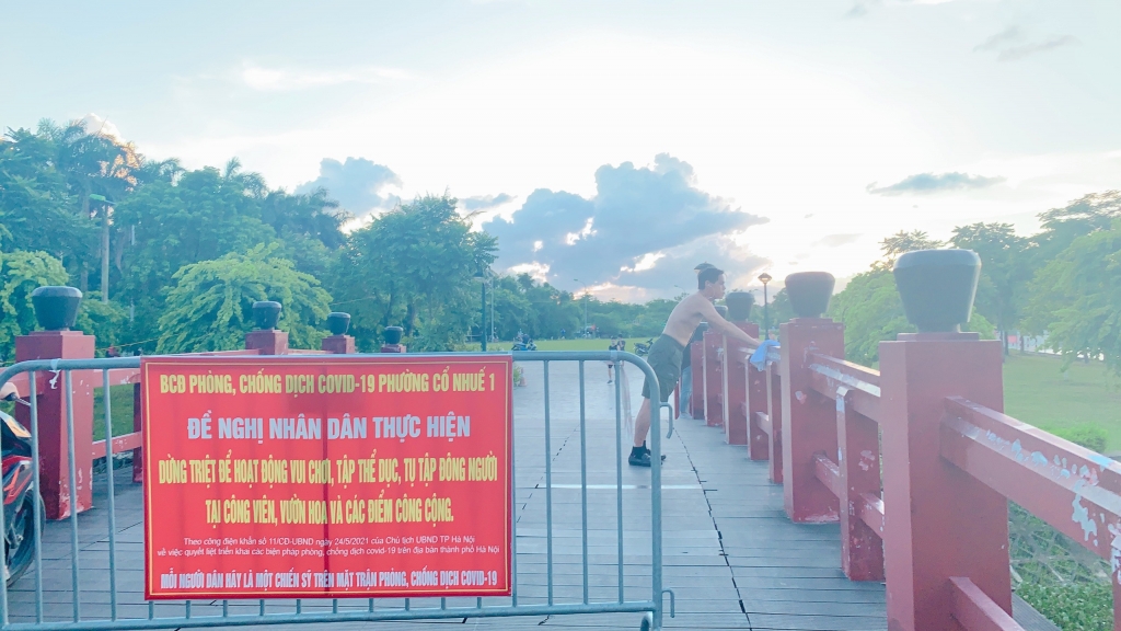 Người trẻ Hà Nội vẫn tập thể dục tại nơi công cộng bất chấp lệnh cấm