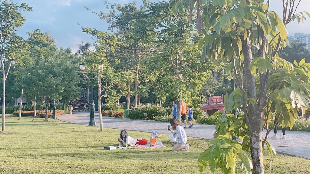 Người trẻ Hà Nội vẫn tập thể dục tại nơi công cộng bất chấp lệnh cấm