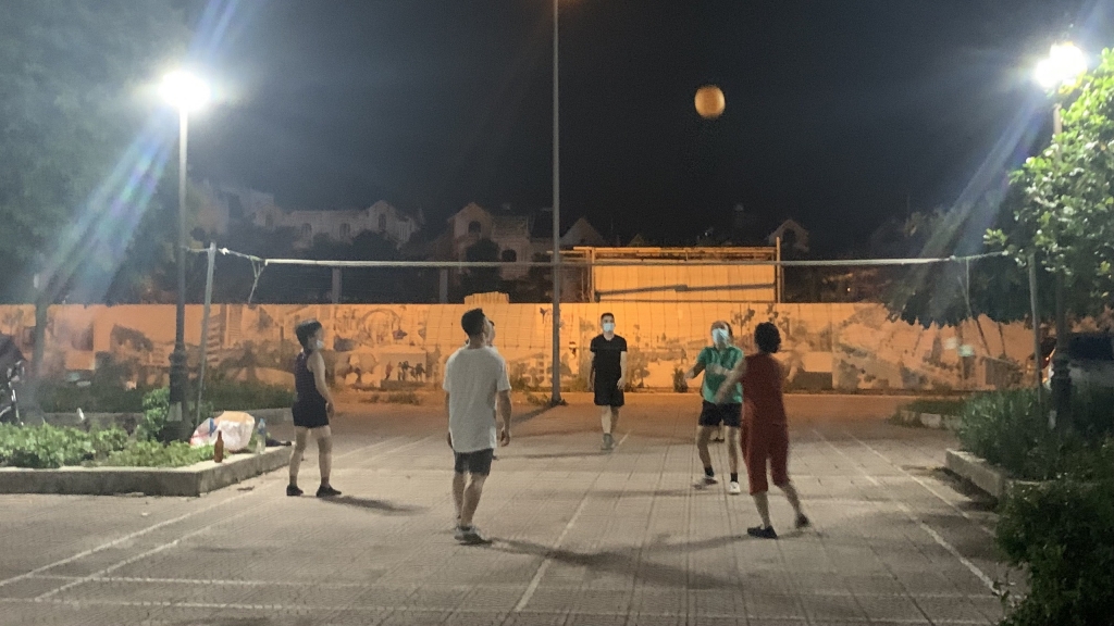 Tại khu vực sân của một số tòa nhà chung cư trong KĐT Thành phố giao lưu, nhiều bạn trẻ vẫn tụ tập chơi thể thao