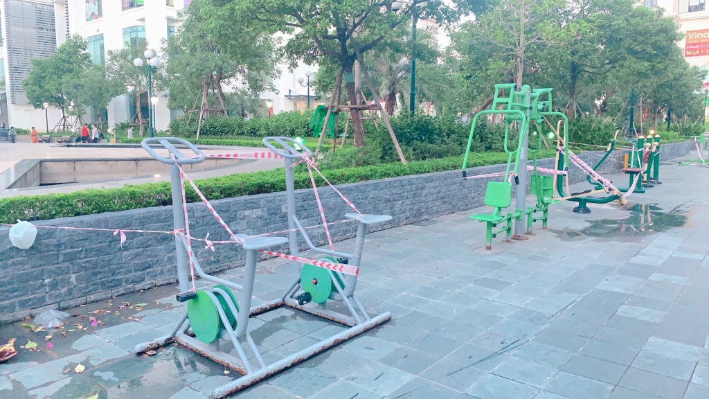 Để ngăn người dân tập thể dục ngoài trời, Chung cư Green Star đã chăng dây vào các dụng cụ thể thao.