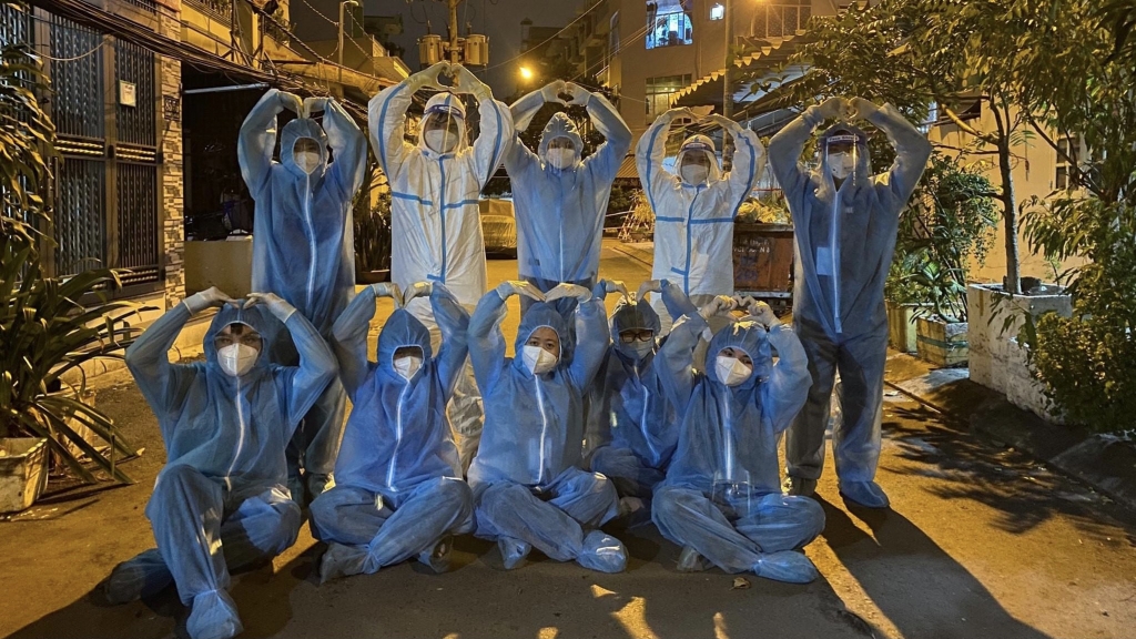 Một nhóm mình nguyện viên đang làm nhiệm vụ trong chiến dịch GO VOLUNTEER