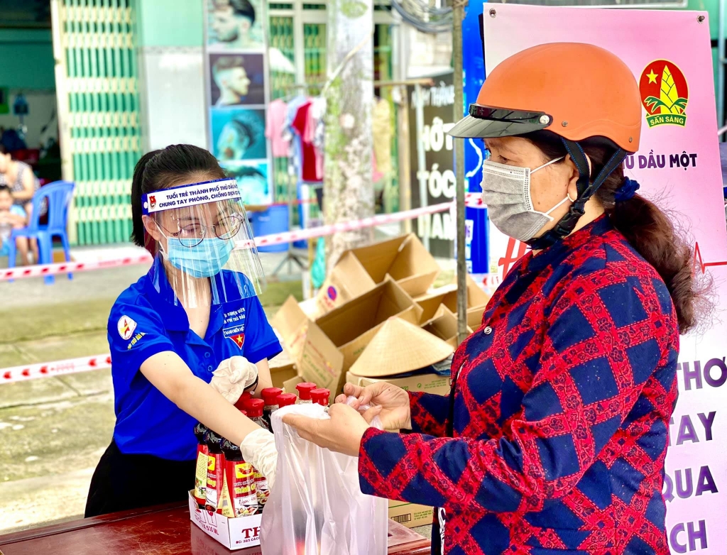 Tuổi trẻ TP Thủ Dầu Một tổ chức phiên chợ 0 đồng hỗ trợ người lao động