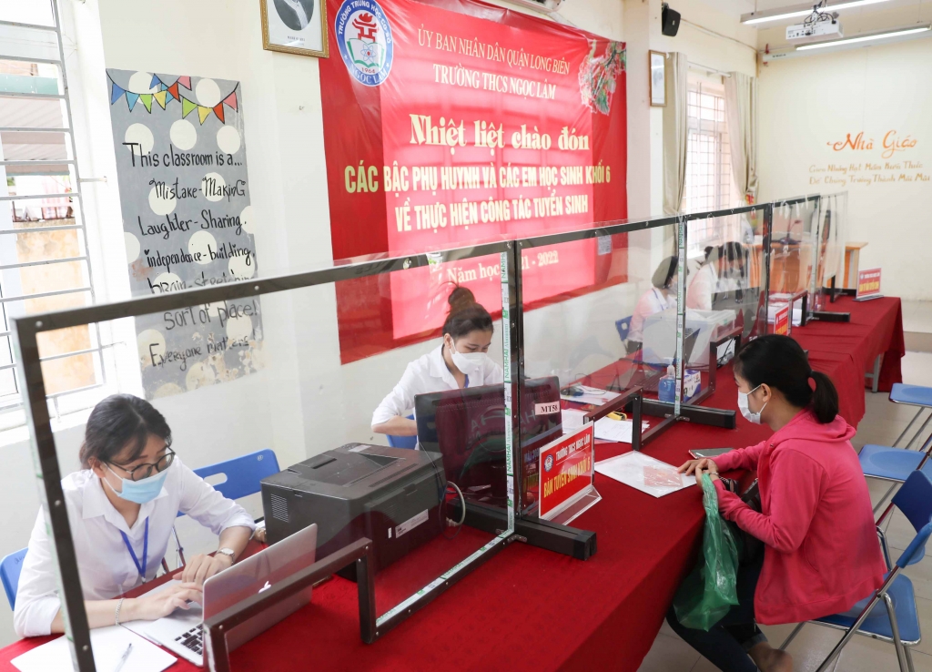 Trường THCS Ngọc Lâm làm tấm chắn giọt bắn để hỗ trợ phụ huynh tuyển sinh trực tuyến