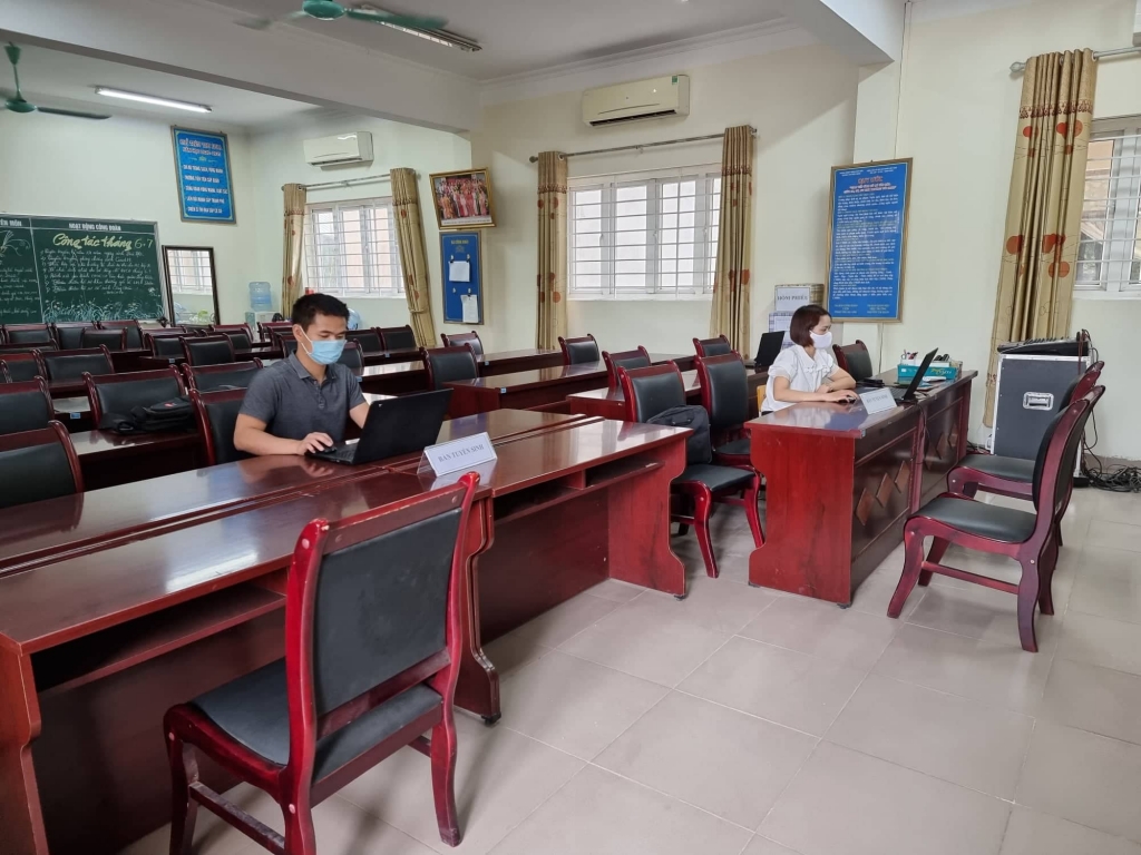 Trường THCS Đức Giang bố trí 2 phòng máy, 1 phòng chờ đảm bảo khoảng cách để hỗ trợ phụ huynh