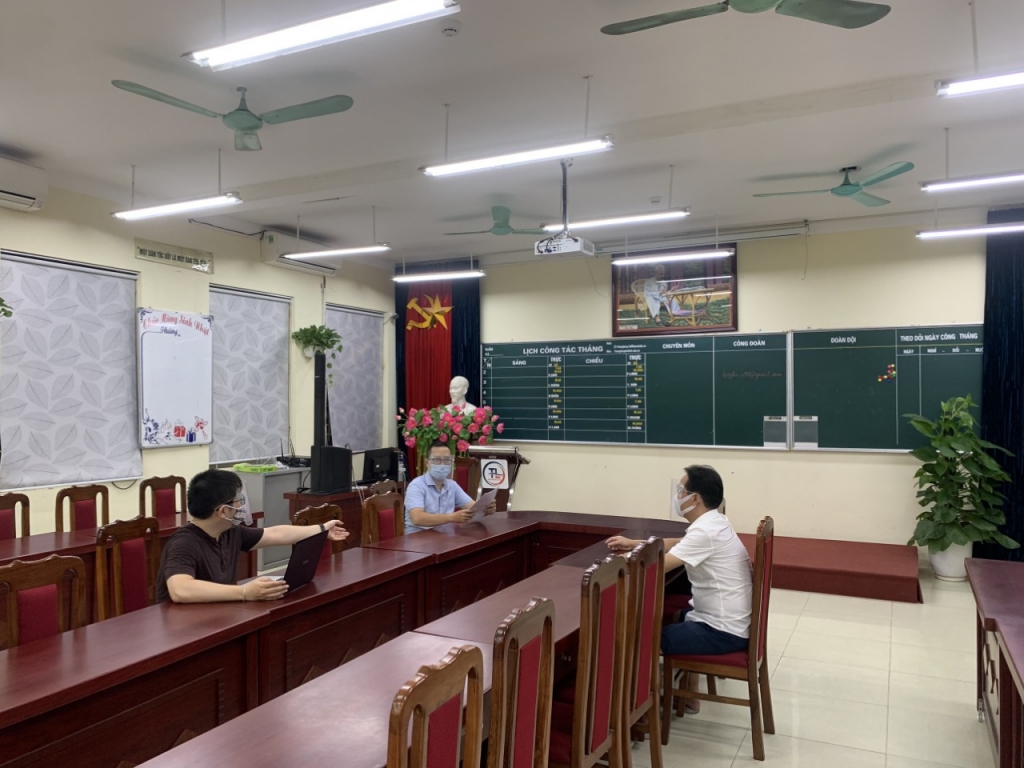 Giáo viên trường THCS Thăng Long trong buổi hỗ trợ tuyển sinh trực tuyến đầu tiên