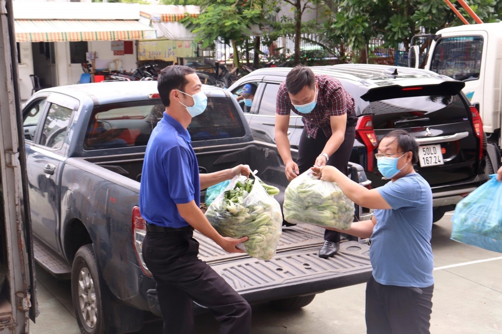 Các tình nguyện viên vừa làm tài xế, vừa đảm nhận bốc vác hàng hóa