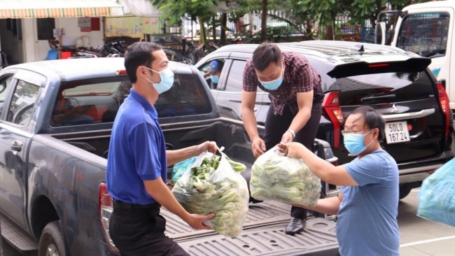 Đội tình nguyện SOS 247 chở lương thực 0 đồng đến khu cách ly