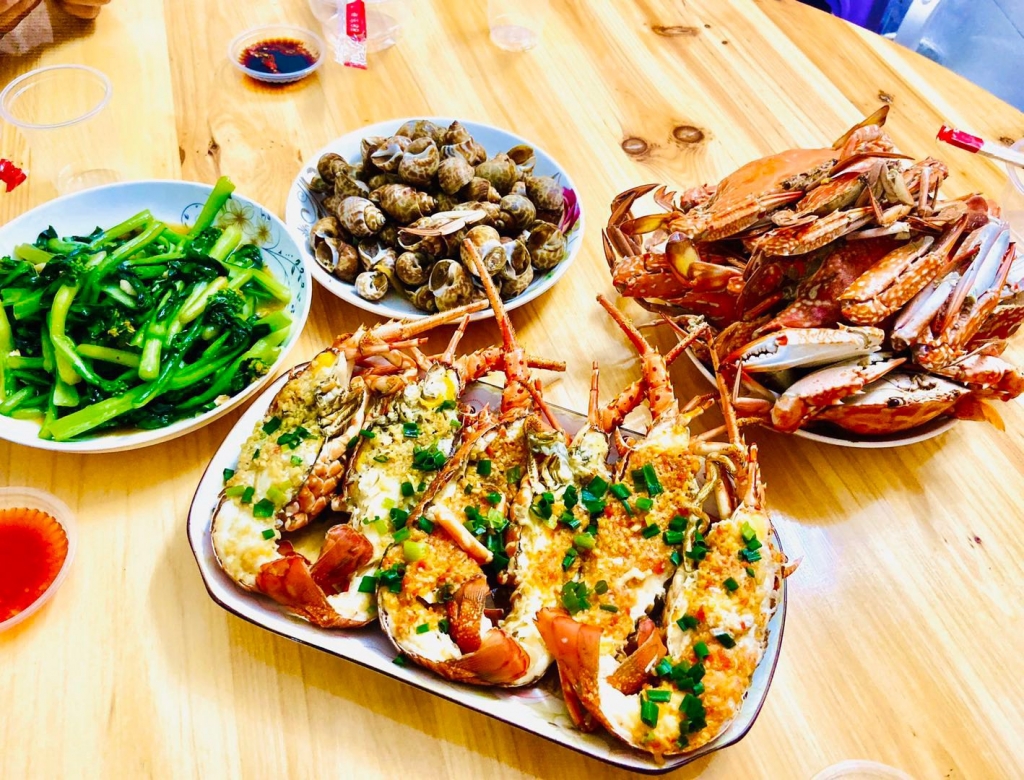 Nhiều bạn trẻ nhớ đồ ăn hàng quán, giờ chỉ còn biết mở ảnh ra xem lại ... cho thỏa cơn thèm!
