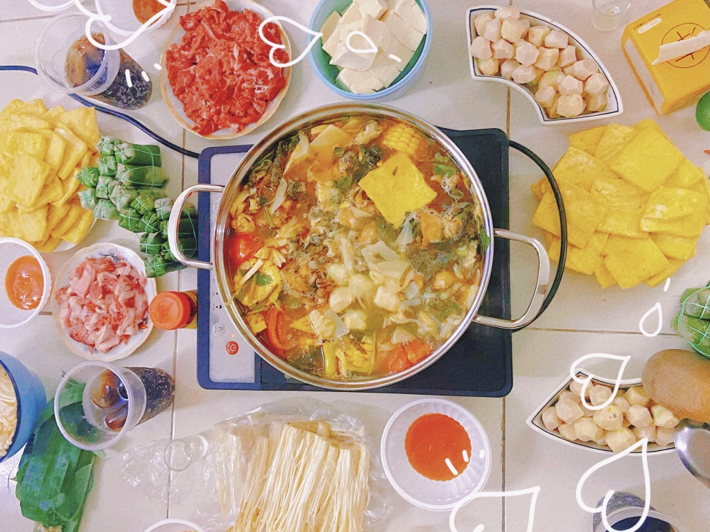 Cuối tuần, nhiều bạn trẻ vào bếp chuẩn bị bữa ăn thịnh soạn không kém gì nhà hàng