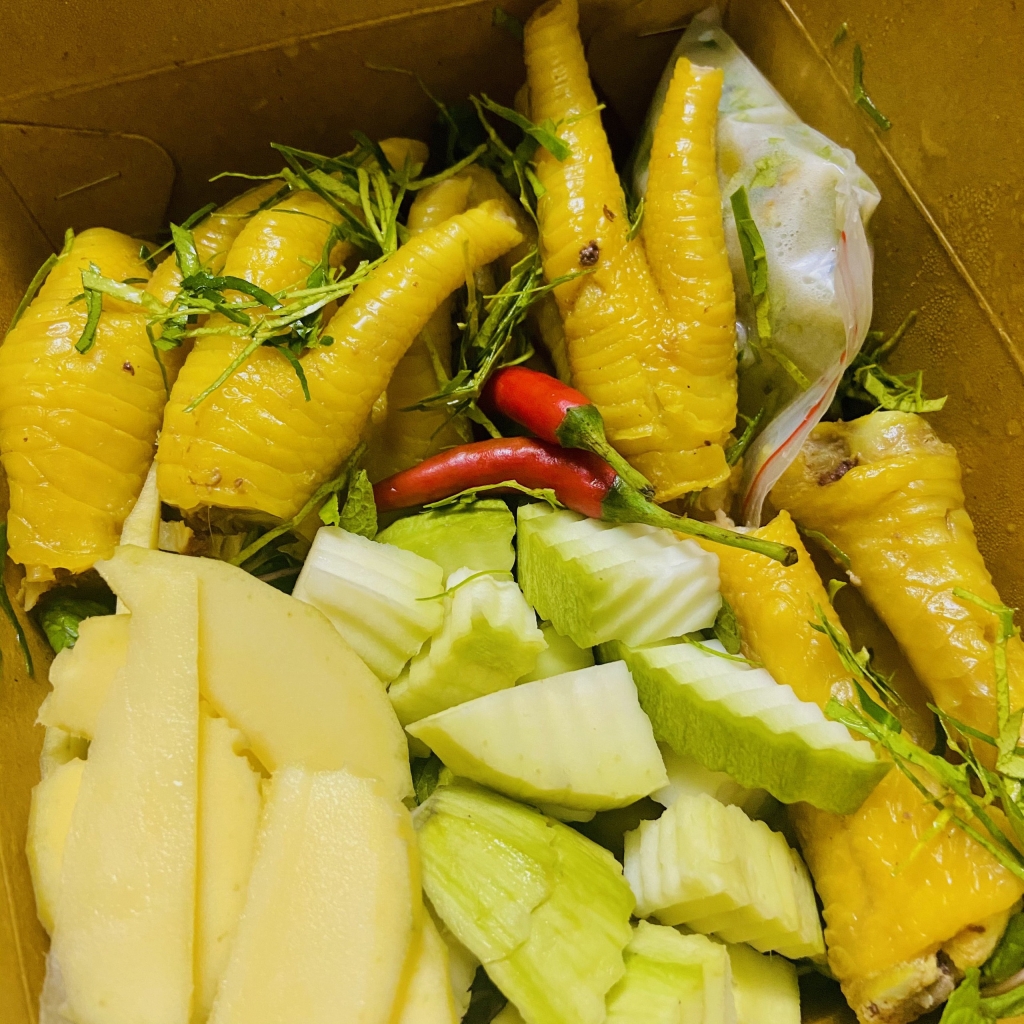 Ở nhà phòng chống dịch, giới trẻ “thèm cả thế giới”