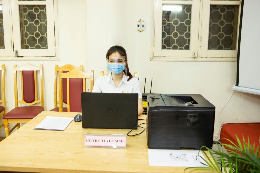 Giáo viên trường THCS Thành Công (Ba Đình) thực hiện nghiêm 5K hõ trợ phụ huynh đến trường tuyển sinh