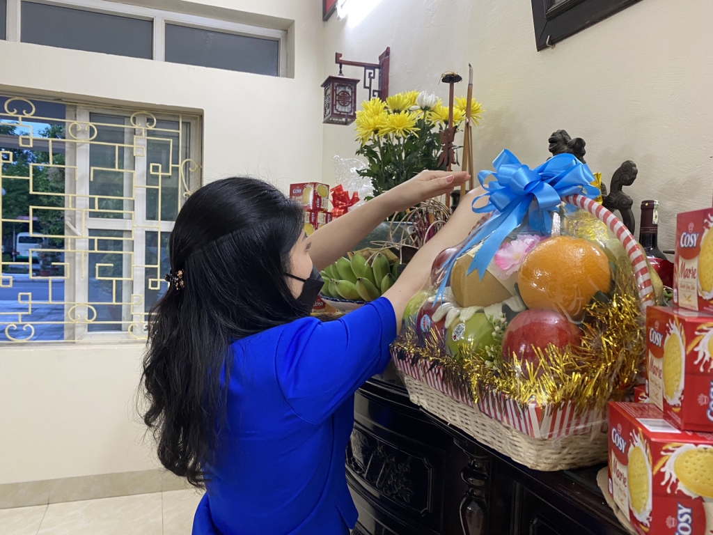 Đồng chí Chu Hồng Minh dâng hương trước ban thờ Chủ tịch Hồ Chí Minh