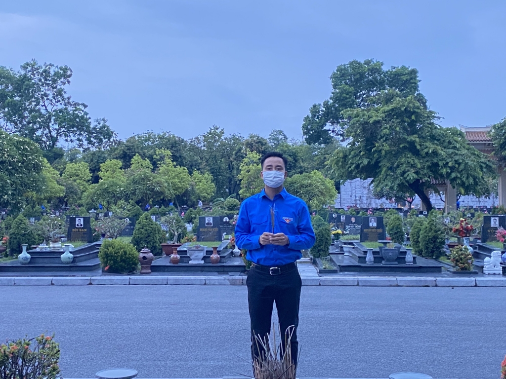 Đồng chí Nguyễn Đức Tiến, Phó Bí thư Thành đoàn Hà Nội, Chủ tịch Hội LHTN Việt Nam thành phố Hà Nội dâng hương tại nghĩa trang Mai Dịch